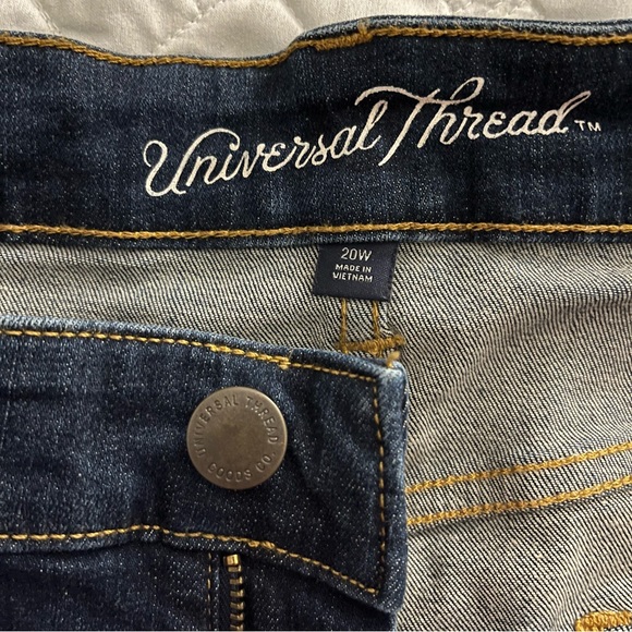 Universal Thread Women’s Plus Size Denim Shorts 20W - Picture 2 of 4